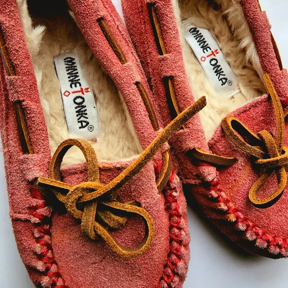 Toddler girls size 8 Minnetonka pink suede moccasins